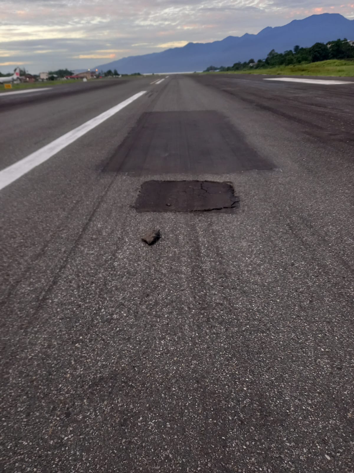 Keretakan Landasan pacu Bandara Rendani setelah diperbaiki