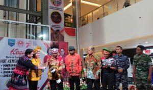 Bupati Hermus Indou bersama Ketua Dekranasda Kabupaten Manokwari Febelina Indou didampingi Ketua Dekranasda Provinsi Papua Barat Roma Megawanty Pasaribu membuka pergelaran pameran UMKM non-pangan dan budaya tingkat kabupten. Foto : Putri/CP