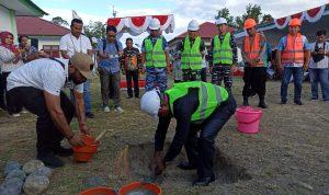 Bupati Hermus Indou meletakkan batu pertama pembangunan Sentra IKM yang berlokasi di Kelurahan Andai