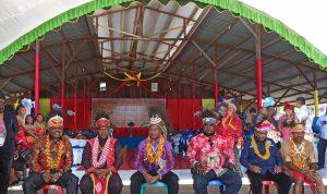 Bupati Hermus Indou pose besama saat menghadiri Musyawarah Adat ke IV Suku Besar Arfak Bupati Hermus Indou pose besama saat menghadiri Musyawarah Adat ke IV Suku Besar Arfak