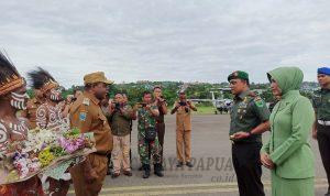 Bupati Hermus Indou saat menyambut Pangdam XVIII Kasuari Mayjend TNI Ilyas Alamsyah Harahap bersama istri saat tiba di Bandara Rendani