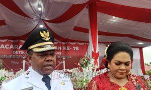 Bupati Manokwari Hermus Indou bersama Ketua TP PKK Kabupaten Manokwari Ny. Febelina Indou Bupati Manokwari Hermus Indou bersama Ketua TP PKK Kabupaten Manokwari Ny. Febelina Indou