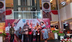 Bupati Manokwari Hermus Indou menutup Pameran UMKM Non Pangan Bupati Manokwari Hermus Indou menutup Pameran UMKM Non Pangan