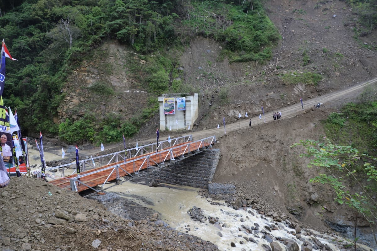 Jembatan sementara Sungai Demaisi, Distrik Minyambouw, Kabupaten Pegunungan Arfak