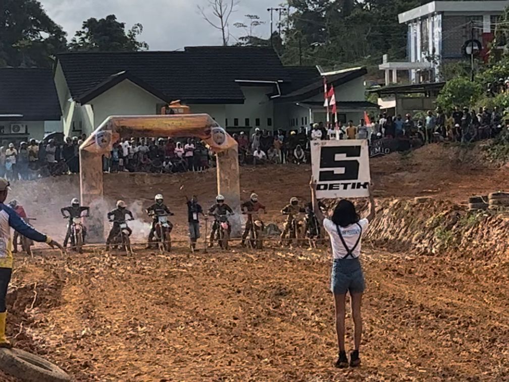 Kejuaraan Gubernur Cup Papua Barat Grasstrack Open Championship Tahun 2023, yang berlangsung di Circuit Air Merah , Kabupaten Fakfak