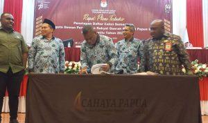 Ketua Bawaslu Provinsi Papua Barat Elias Idie saat menghadiri rapat pleno KPU dalam rangka penetapan DCS Anggota DPR Papua Barat