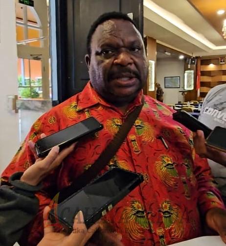 Ketua DPR Papua Barat Orgenes Wonggor saat memberikan keterangan terkait jadwal rapat pembahasan APBDP 2023 Ketua DPR Papua Barat Orgenes Wonggor saat memberikan keterangan terkait jadwal rapat pembahasan APBDP 2023