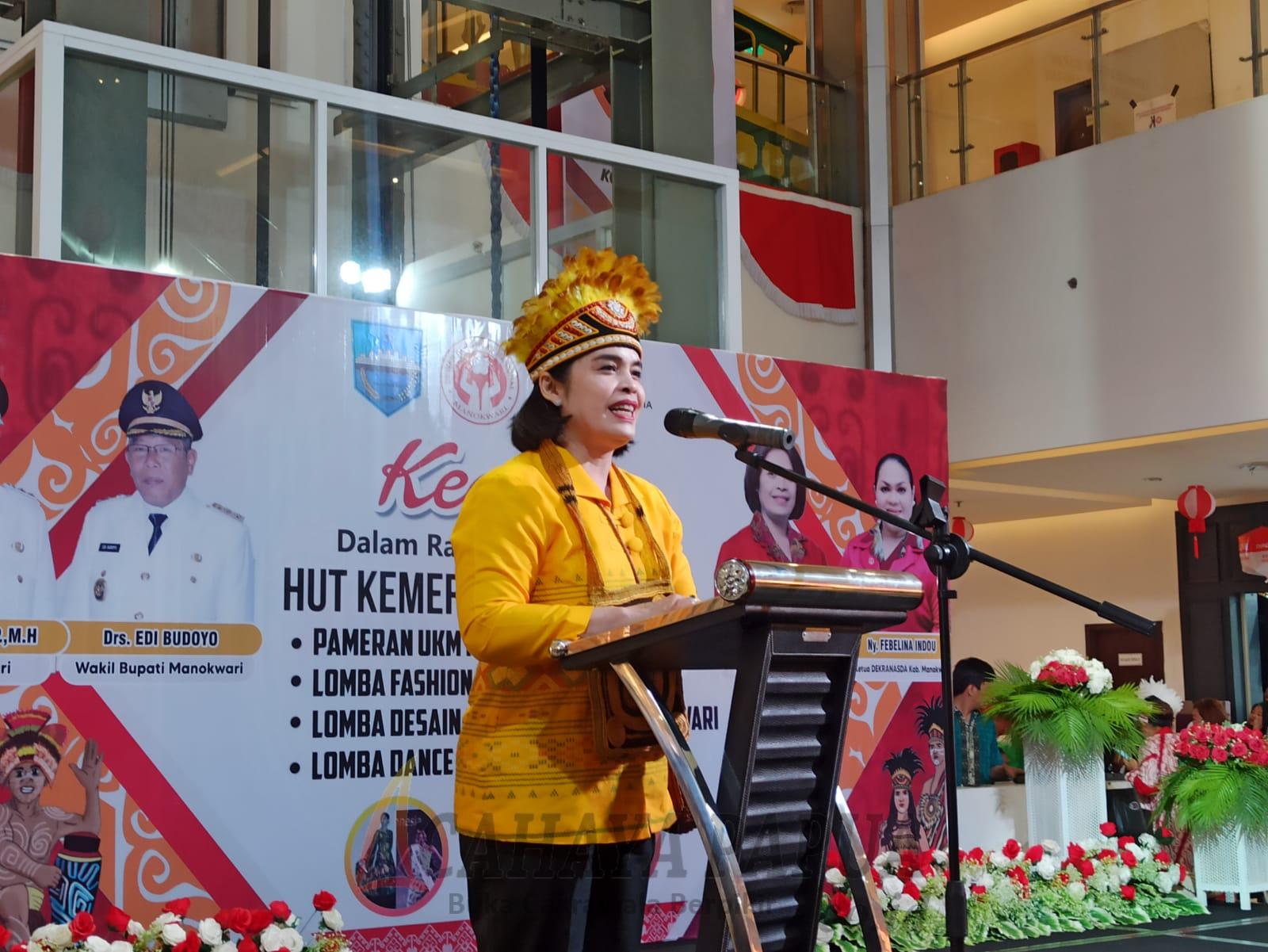 Ketua Dekranasda Provinsi Papua Barat Roma Megawanty Pasaribu saat menyampaikan sambutannya pada acara Pameran Non-Pangan UMKM Manokwari