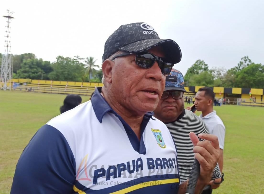 Paulus Waterpauw Penjabat Gubernur Papua Barat Paulus Waterpauw mengimbau masyarakat tak membakar hutan.