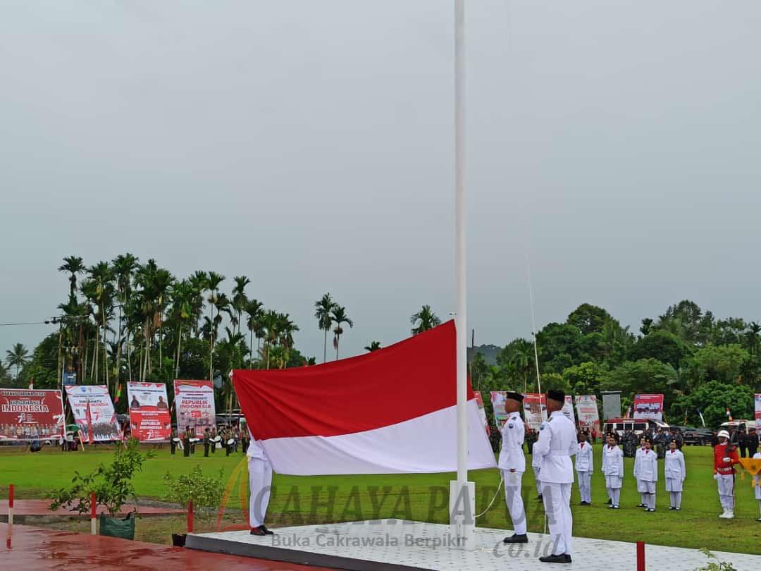Pengibaran Bendara Merah Putih saat pelaksanaan upacara hari kemerdekaan 78 tahun RI di Kampung Desay, Distrik Prafi, Kabupaten Manokwari Pengibaran Bendara Merah Putih saat pelaksanaan upacara hari kemerdekaan 78 tahun RI di Kampung Desay, Distrik Prafi, Kabupaten Manokwari