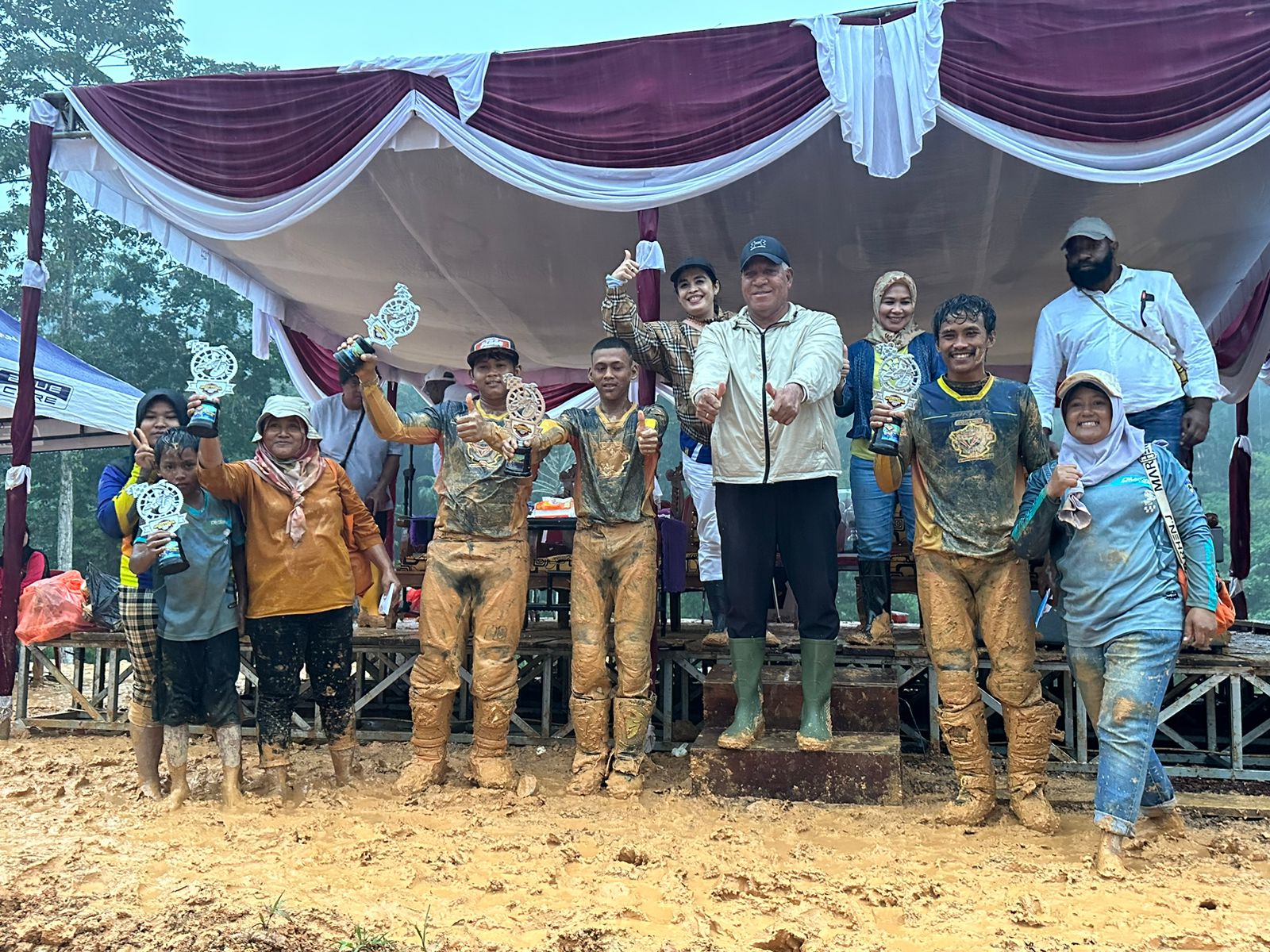 Penjabat Gubernur Papua Barat Paulus Waterpauw di sela menutup Grasstrack Open Championship 2023 di Fakfak