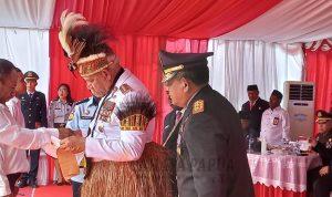 Penjabat Gubernur Papua Barat Paulus Waterpauw menyerahkan SK remisi secara simbolis kepada perwakilan warga binaan di Lapas Kelas II Manokwari Penjabat Gubernur Papua Barat Paulus Waterpauw menyerahkan SK remisi secara simbolis kepada perwakilan warga binaan di Lapas Kelas II Manokwari