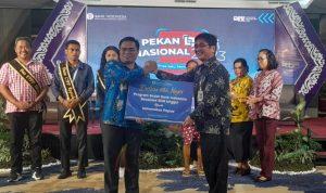 Penyerahan simbolis bantuan beasiswa kepada mahasiswa Unipa dari Kepala Perwakilan BI Prov. Papua Barat Rommy Tamawiwy kepada Dekan Fekon dan Bisnis Rully Wurarah