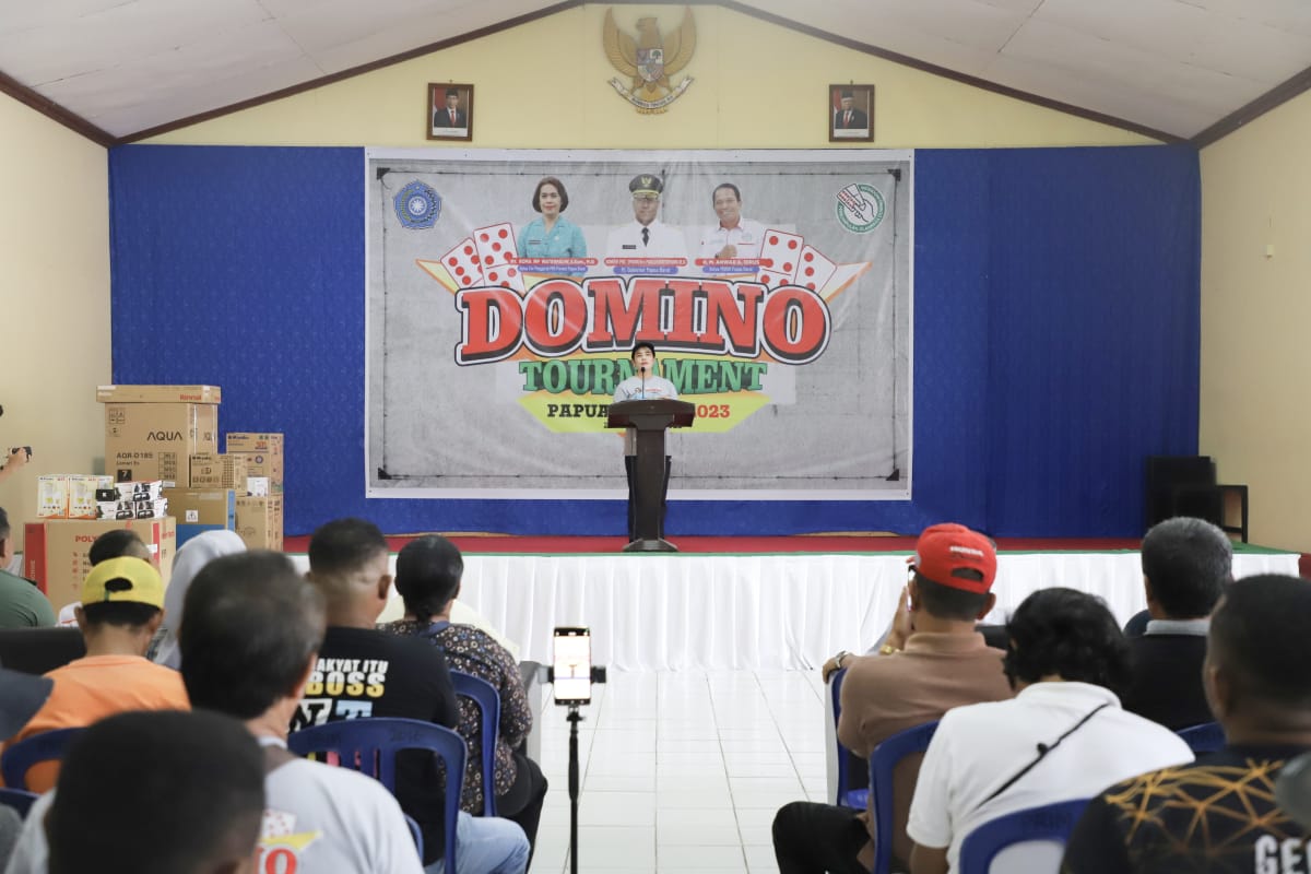 Roma saat membuka Tournament Domino yang diselenggarakan Pordi Papua Barat