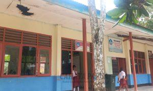 Salah satu bangunan SDN 06 Sowi yang nampak bolong di bagian plafon. Salah satu bangunan SDN 06 Sowi yang nampak bolong di bagian plafon.