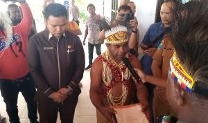 Salah seorang perwakilan masyarakat Suku Arfak menyerahkan aspirasi yang berisikan Raperda PPMHA