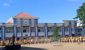 Suasana apel gabungan ASN di lingkup Kabupaten Manokwari. Bupati Hermus Indou meminta ASN tidak mudah baperan. Harus bermetal baja.