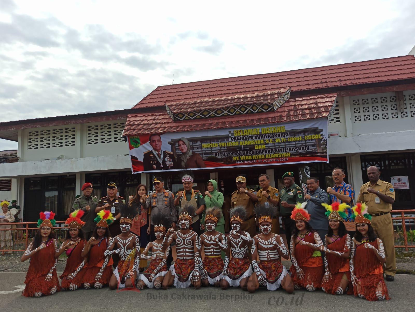 Suasana penjemputan Pangdam XVIII Kasuari Mayjend TNI Ilyas Alamsyah Harahap di Bandara Rendani