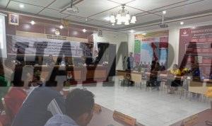 Suasana rapat di Kantor KPU Kabupaten Manokwari dengan agenda penyerahan berita acara hasil akhir verifikasi berkas pencalonan