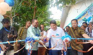Bupati Manokwari, Hermus Indou, meresmikan hadirnya Manokwari Watersports di Pantai Pasir Putih, Sabtu (9/9/2023). Foto: Putri/CP