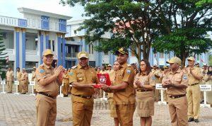 Bupati Hermus Indou menyerahkan penghargaan kepada Lurah Padarni Paul Rumbruren atas prestasi yang diraih Bupati Hermus Indou menyerahkan penghargaan kepada Lurah Padarni Paul Rumbruren atas prestasi yang diraih