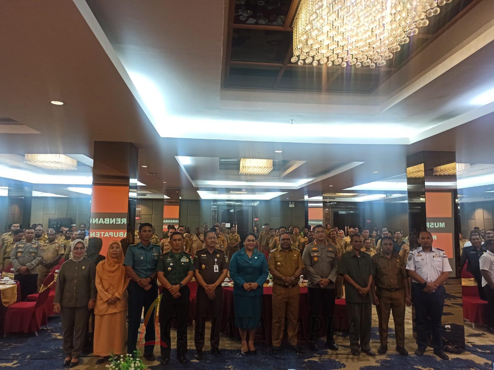 Bupati Manokwari saat membuka Musrenbang RKPD Tahun 2024 Kabupaten Manokwari Bupati Manokwari saat membuka Musrenbang RKPD Tahun 2024 Kabupaten Manokwari