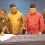 Penandatanganan berita acara persetujuan penetapan empat Raperda menjadi Peraturan Daerah Provinsi Papua Barat