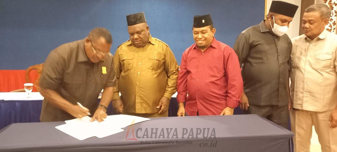 Penandatanganan berita acara persetujuan penetapan empat Raperda menjadi Peraturan Daerah Provinsi Papua Barat Penandatanganan berita acara persetujuan penetapan empat Raperda menjadi Peraturan Daerah Provinsi Papua Barat