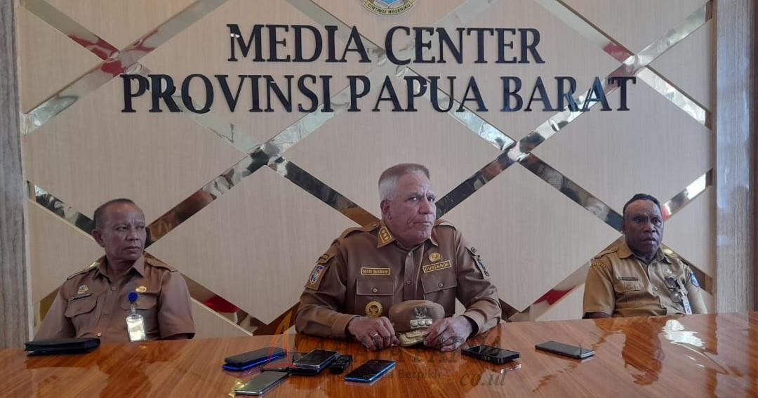 Penjabat Gubernur Papua Barat Paulus Waterpauw memberikan keterangan pers terkait dengan seleksi sekretaris daerah provinsi. Waterpauw menyatakan sepakat dengan DPRPB, sekda harus dijabat anak asli Papua