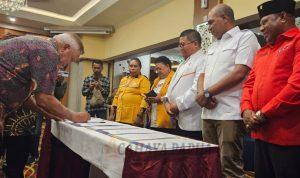 Penjabat Gubernur Papua Barat Paulus Waterpauw menandatangani berita acara penyerahan bantuan keuangan partai politik tingkat provinsi