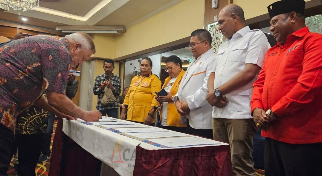 Penjabat Gubernur Papua Barat Paulus Waterpauw menandatangani berita acara penyerahan bantuan keuangan partai politik tingkat provinsi