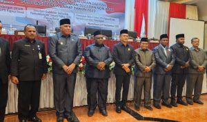 Penjabat Gubernur Papua Barat Paulus Waterpauw pose bersama unsur Pimpinan DPR Papua Barat usai rapat paripurna