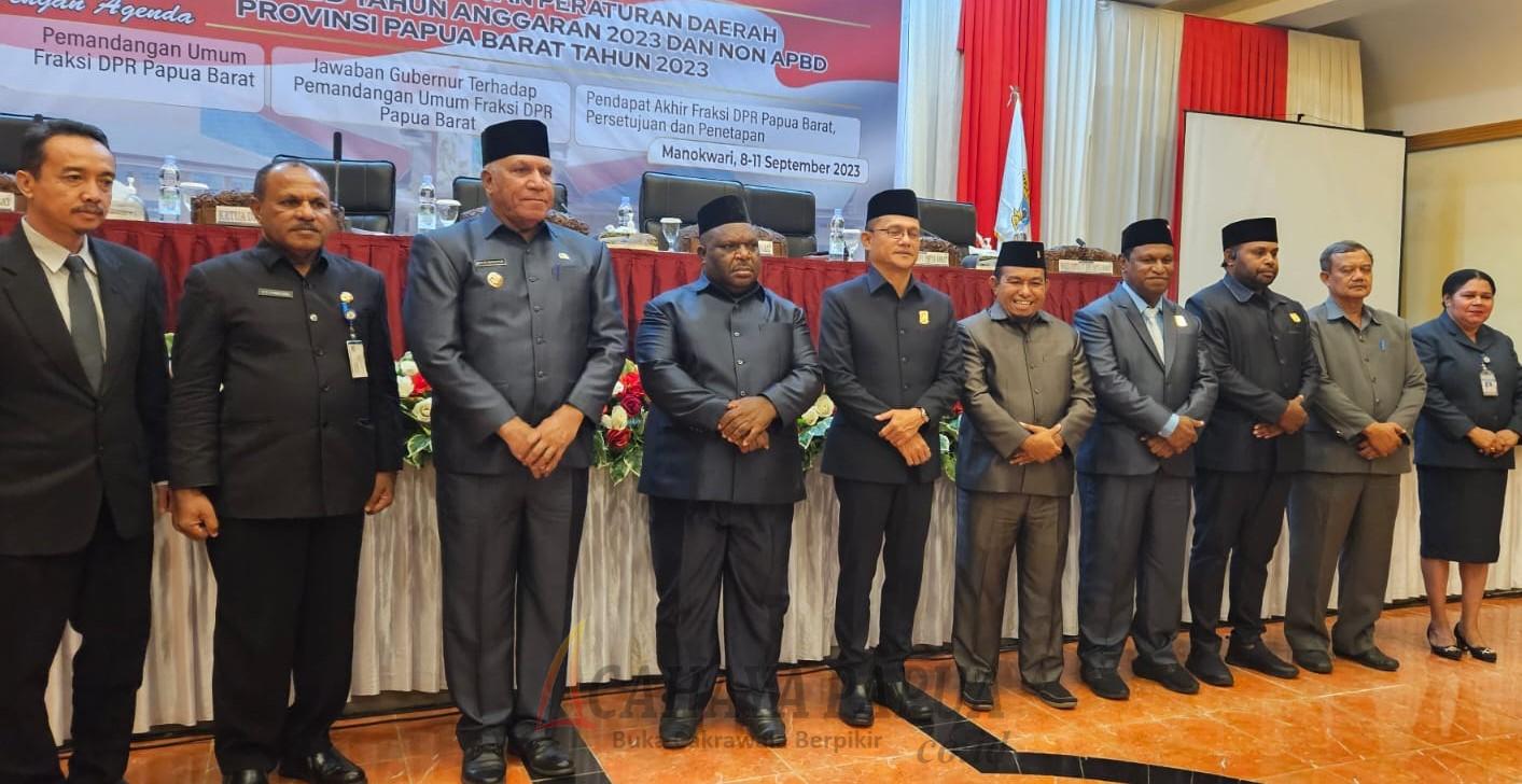 Penjabat Gubernur Papua Barat Paulus Waterpauw pose bersama unsur Pimpinan DPR Papua Barat usai rapat paripurna