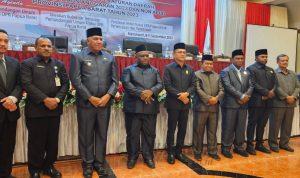 Penjabat Gubernur Papua Barat Paulus Waterpauw pose bersama unsur pimpinan DPR Papua Barat dalam suasana rapat paripurna Penjabat Gubernur Papua Barat Paulus Waterpauw pose bersama unsur pimpinan DPR Papua Barat dalam suasana rapat paripurna