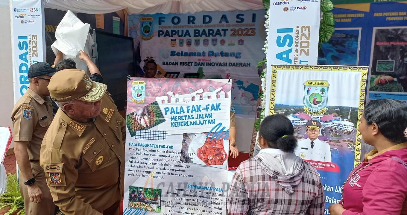 Penjabat Gubernur Papua Barat Paulus Waterpauw saat meninjau salah satu stand pada pameran otonomi khusus yang dibuka pada pelaksanaan Rakor Fordasi
