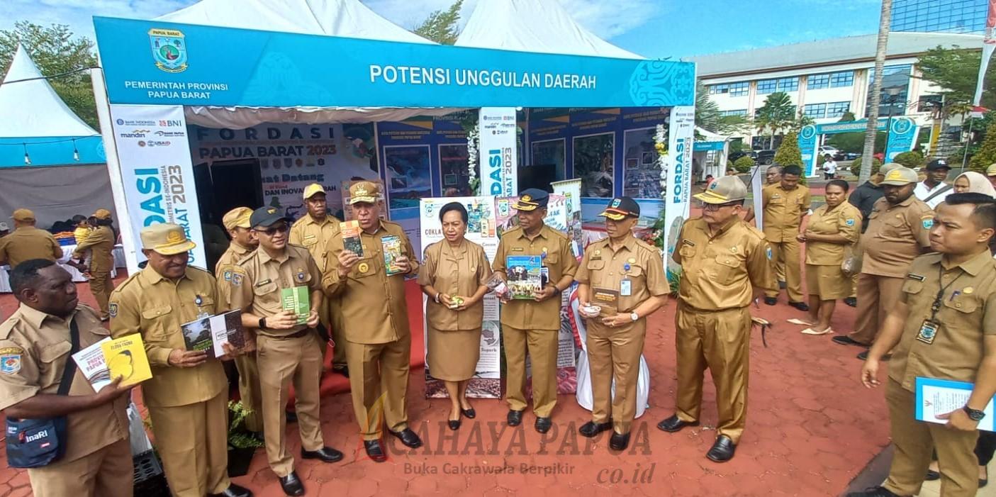 Penjabat Gubernur Paulus Waterpauw saat menunjukkan salah satu produk hasil pengembangan potensi unggulan Papua Barat di sela mengunjungi stand-stand pameran