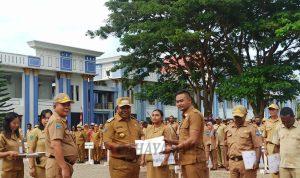 Penyerahan SK kenaikan pangkat secara simbolis oleh Bupati Manokwari Hermus Indou kepada perwakilan ASN Penyerahan SK kenaikan pangkat secara simbolis oleh Bupati Manokwari Hermus Indou kepada perwakilan ASN