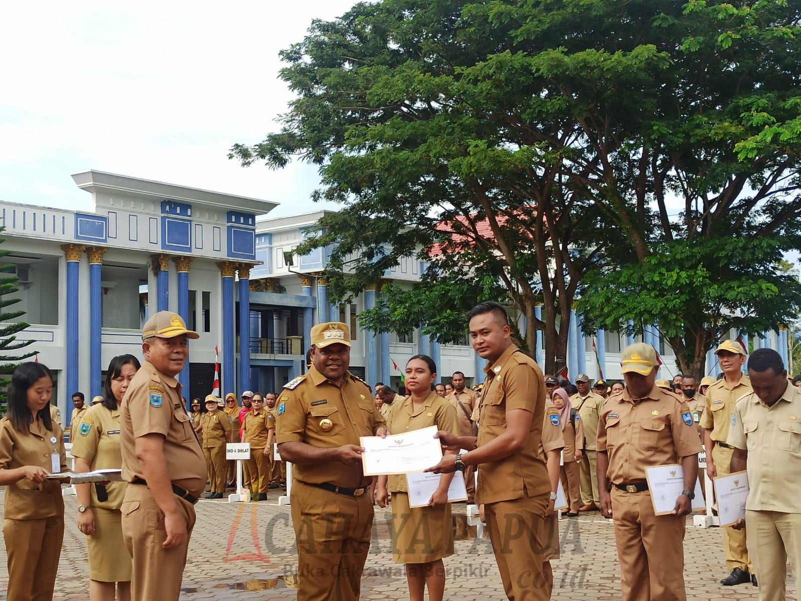 Penyerahan SK kenaikan pangkat secara simbolis oleh Bupati Manokwari Hermus Indou kepada perwakilan ASN Penyerahan SK kenaikan pangkat secara simbolis oleh Bupati Manokwari Hermus Indou kepada perwakilan ASN