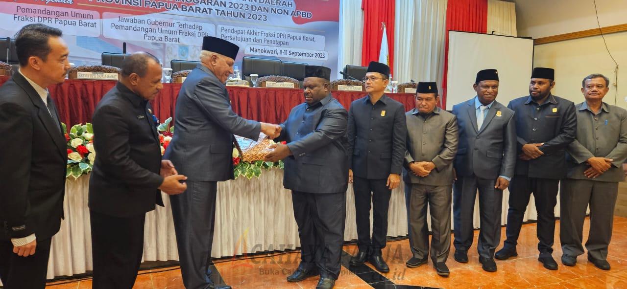 Penyerahan hasil-hasil keputusan rapat paripurna DPR Papua Barat