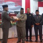 Penyerahan materi Raperda APBDP Tahun Anggaran 2023 oleh Pj. Sekda Provinsi Papua Barat Jacob Fonataba kepada Ketua DPRPB Orgenes Wonggor