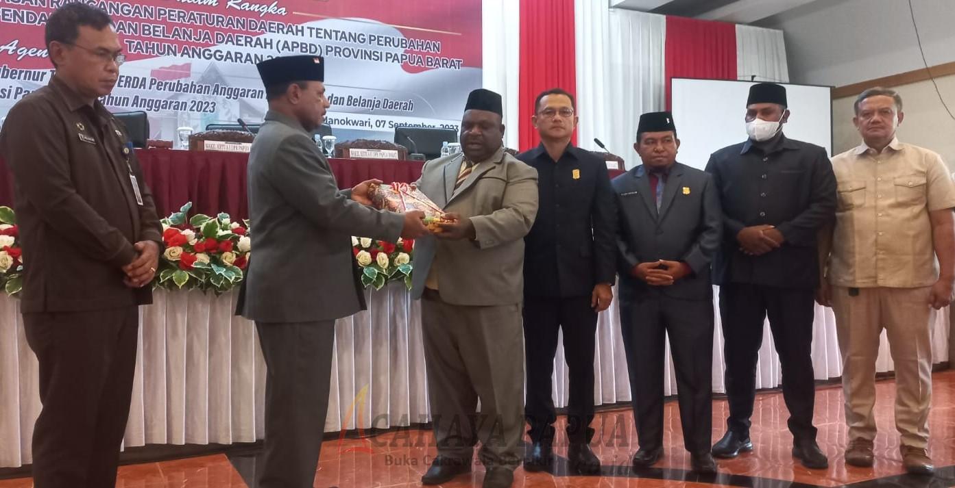 Penyerahan materi Raperda APBDP Tahun Anggaran 2023 oleh Pj. Sekda Provinsi Papua Barat Jacob Fonataba kepada Ketua DPRPB Orgenes Wonggor Penyerahan materi Raperda APBDP Tahun Anggaran 2023 oleh Pj. Sekda Provinsi Papua Barat Jacob Fonataba kepada Ketua DPRPB Orgenes Wonggor