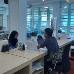 Petugas BPJS Kesehatan Cabang Manokwari saat melayani peserta