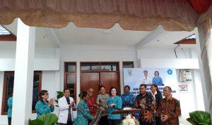 TP PKK Provinsi Papua Barat menggelar pengobatan gratis dan sosialisasi Gerakan Keluarga Indonesia Sadar Administrasi Kependudukan (Kisak) di Kelurahan Sanggeng,