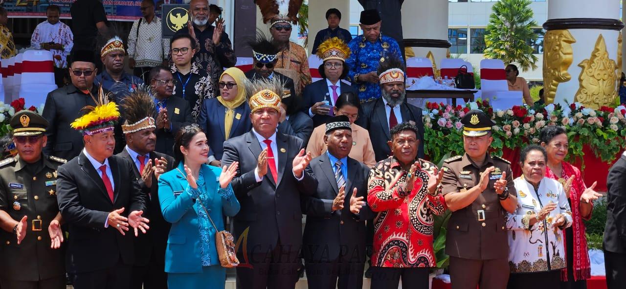 Kepala Suku Besar Arfak Dominggus Mandacan saat menghadiri upacara HUT 24 Provinsi Papua Barat Kepala Suku Besar Arfak Dominggus Mandacan saat menghadiri upacara HUT 24 Provinsi Papua Barat