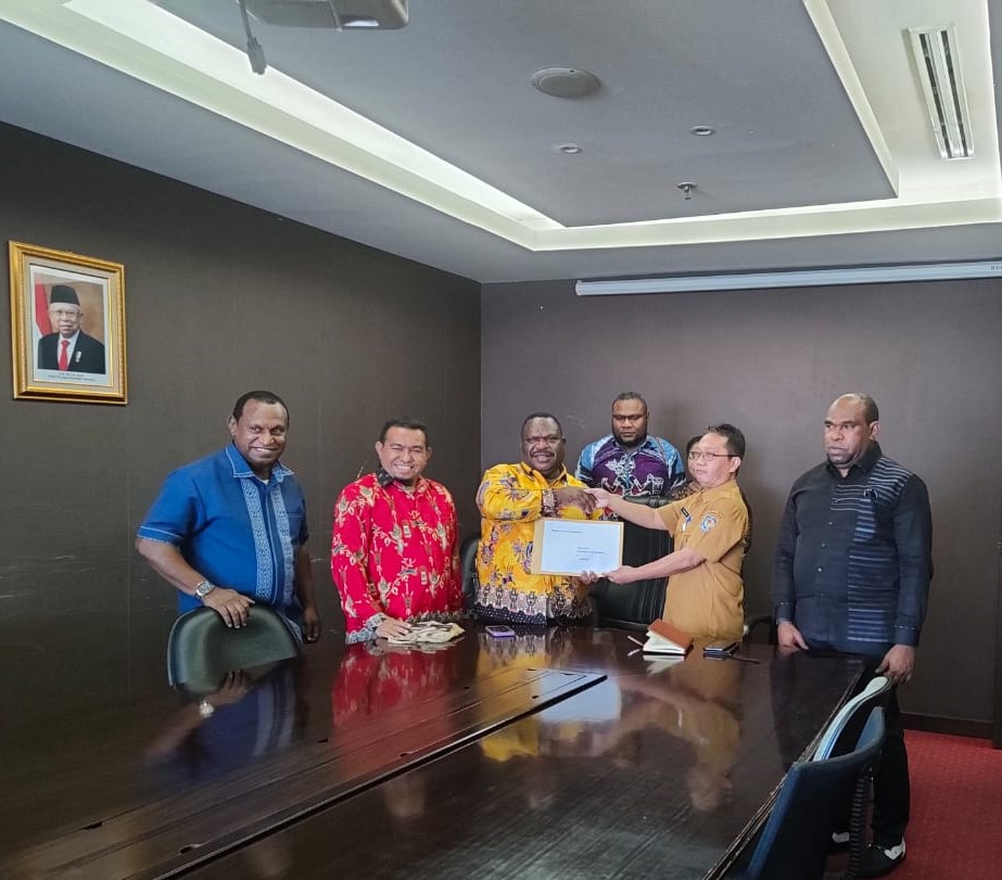 Ketua DPRPB Orgenes Wonggor menyerahkan surat yang berisikan usulan 3 nama calon Pj Gubernur Papua Barat kepada Menteri Dalam Negeri