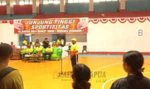 Pelaksana Tugas Sekretaris Daerah Provinsi Papua Barat Jacob Fonataba mewakili Pj Gubernur Ali Baham Temongmere Pelaksana Tugas Sekretaris Daerah Provinsi Papua Barat Jacob Fonataba mewakili Pj Gubernur Ali Baham Temongmere