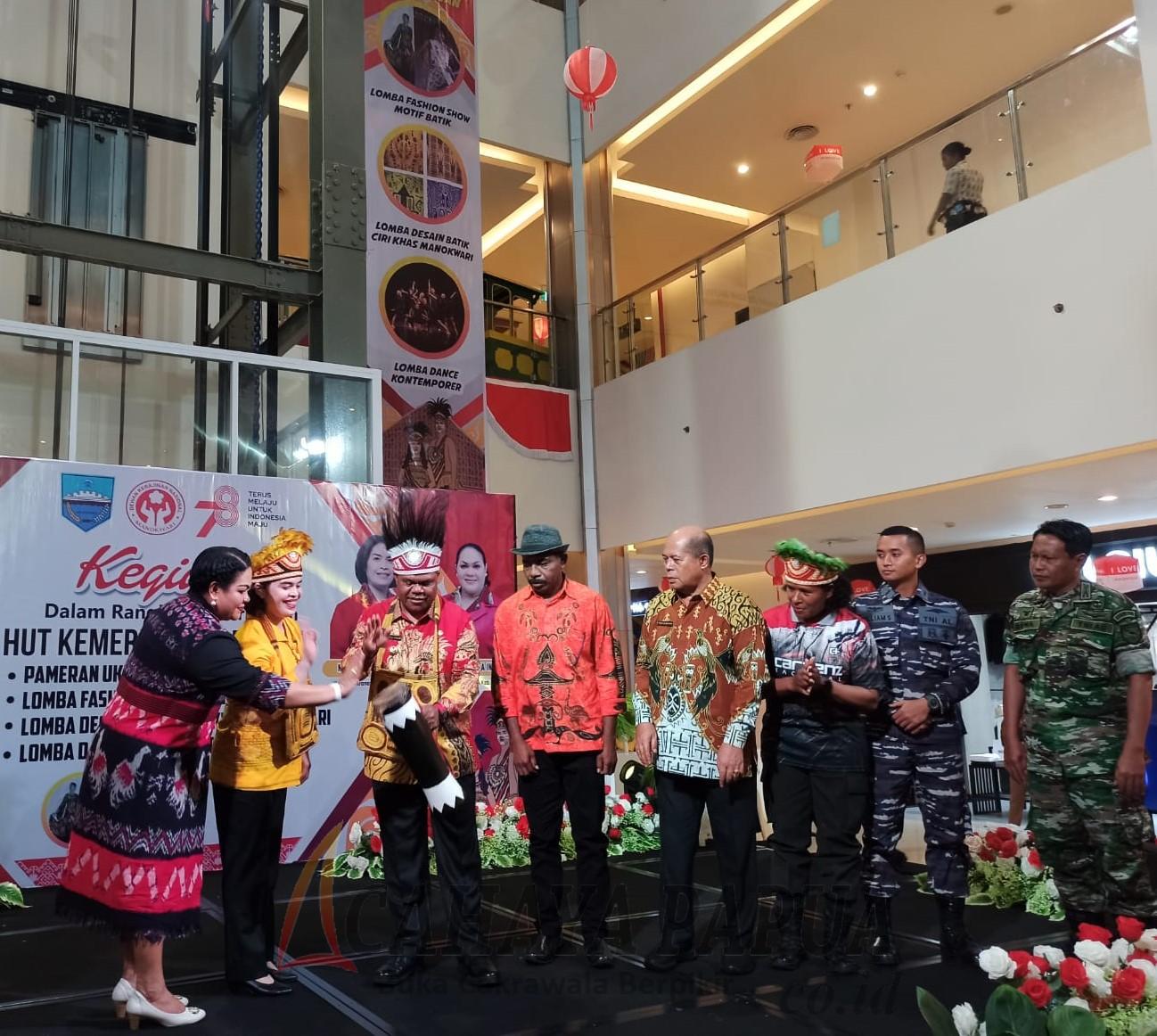 Bupati Hermus Indou bersama Ketua Dekranasda Provinsi Papua Barat juga dekranasda Kabupaten Manokwari saat membuka kegiatan pameran UMKM non pangan Bupati Hermus Indou bersama Ketua Dekranasda Kabupaten Manokwari Febelina Indou didampingi Ketua Dekranasda Provinsi Papua Barat Roma Megawanty Pasaribu membuka pergelaran pameran UMKM non-pangan dan budaya tingkat kabupten. Foto : Putri/CP