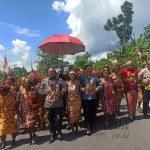 Bupati Hermus Indou bersama Ketua TP PKK Febelina Indou disambut masyarakat Distrik Manokwari Utara