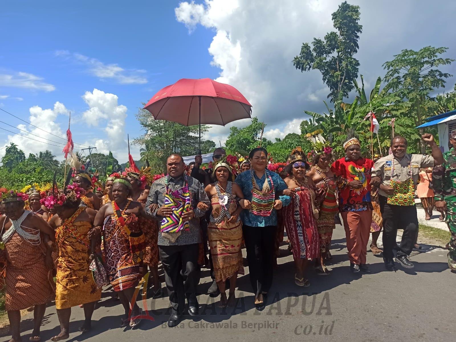 Bupati Hermus Indou bersama Ketua TP PKK Febelina Indou disambut masyarakat Distrik Manokwari Utara