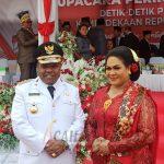 Bupati Hermus Indou bersama Ketua TP PKK Kabupaten Manokwari. Ny. Febelina Indou